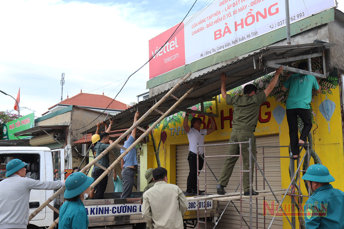 Xã Cương Gián ra quân giải tỏa hành lang an toàn giao thông