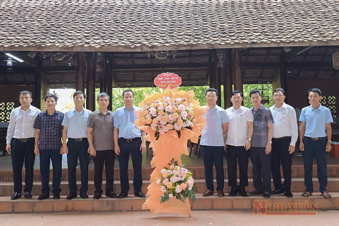 Lãnh đạo huyện chúc mừng Linh mục Nguyễn Xuân Bá tiếp nhận quản xứ Gia Hòa