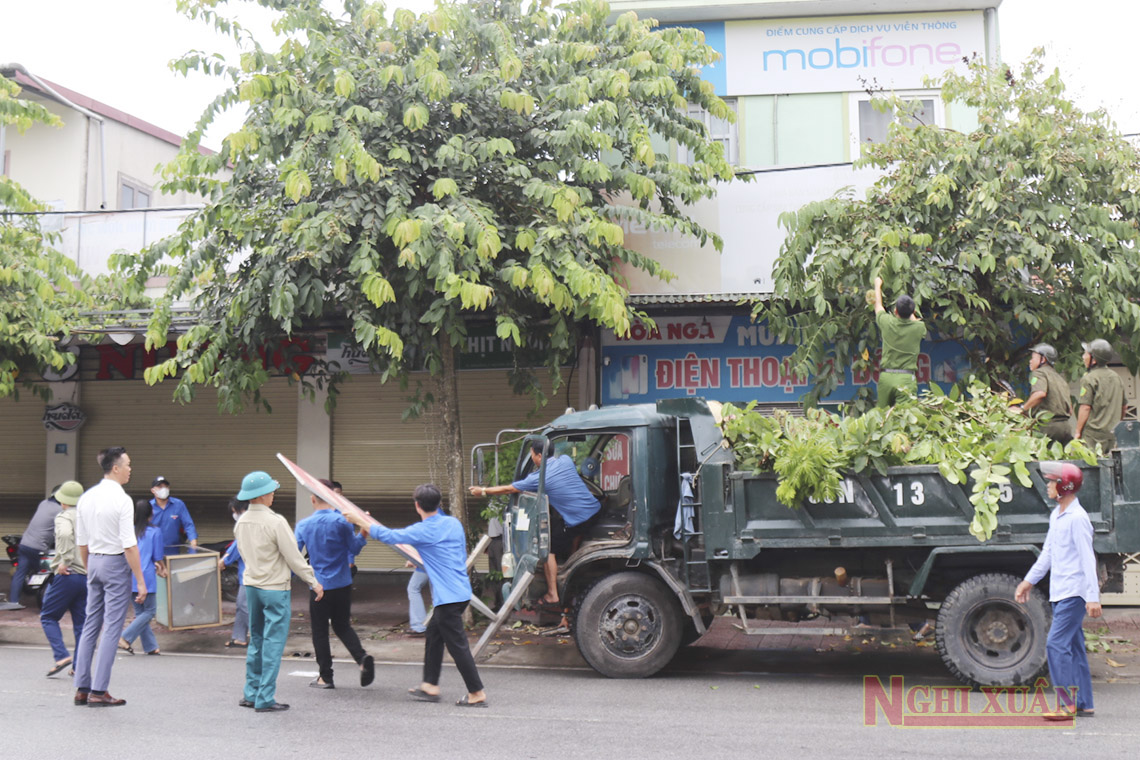 Nghi Xuân ra quân giải tỏa hành lang an toàn giao thông