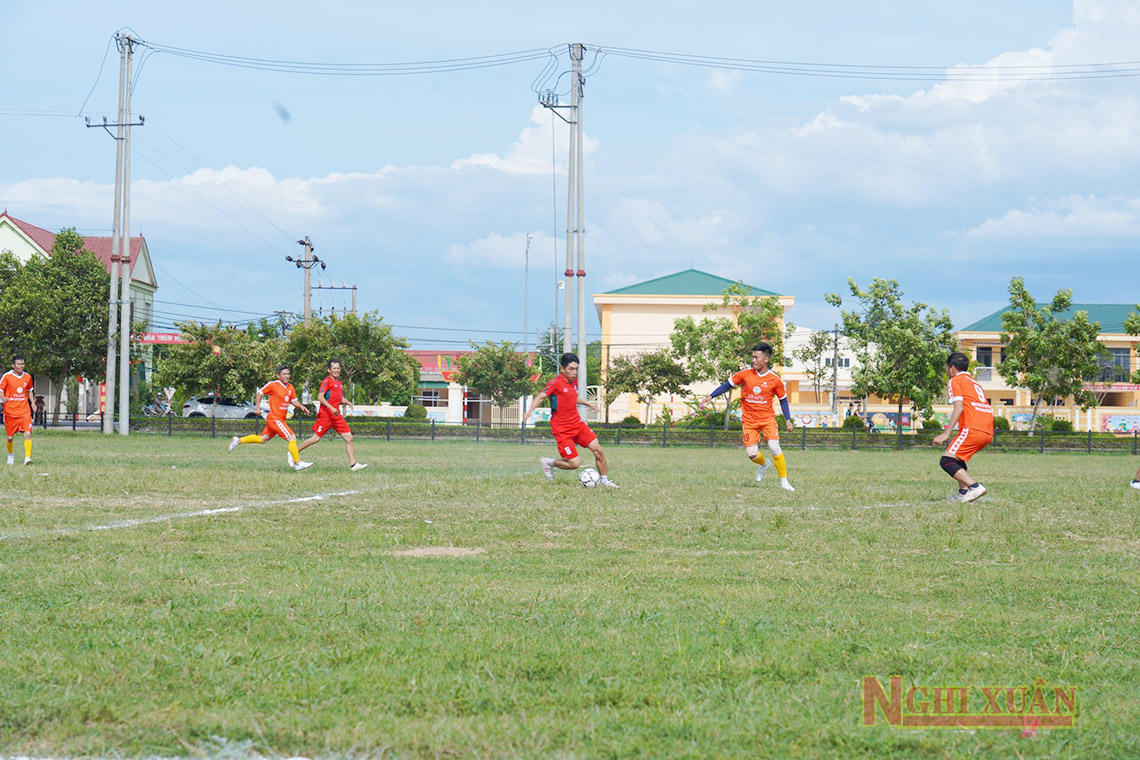 Hơn 120 vận động viên tham gia giải bóng đá công – nông – binh xã Xuân Phổ