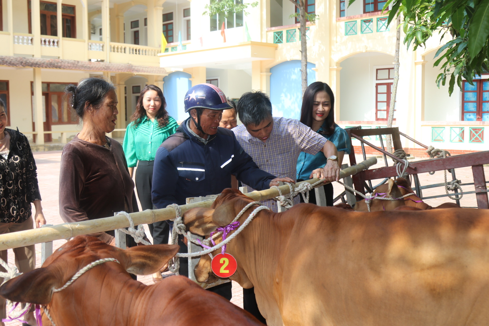 Trao 5 mô hình sinh kế cho hộ nghèo ở Nghi Xuân