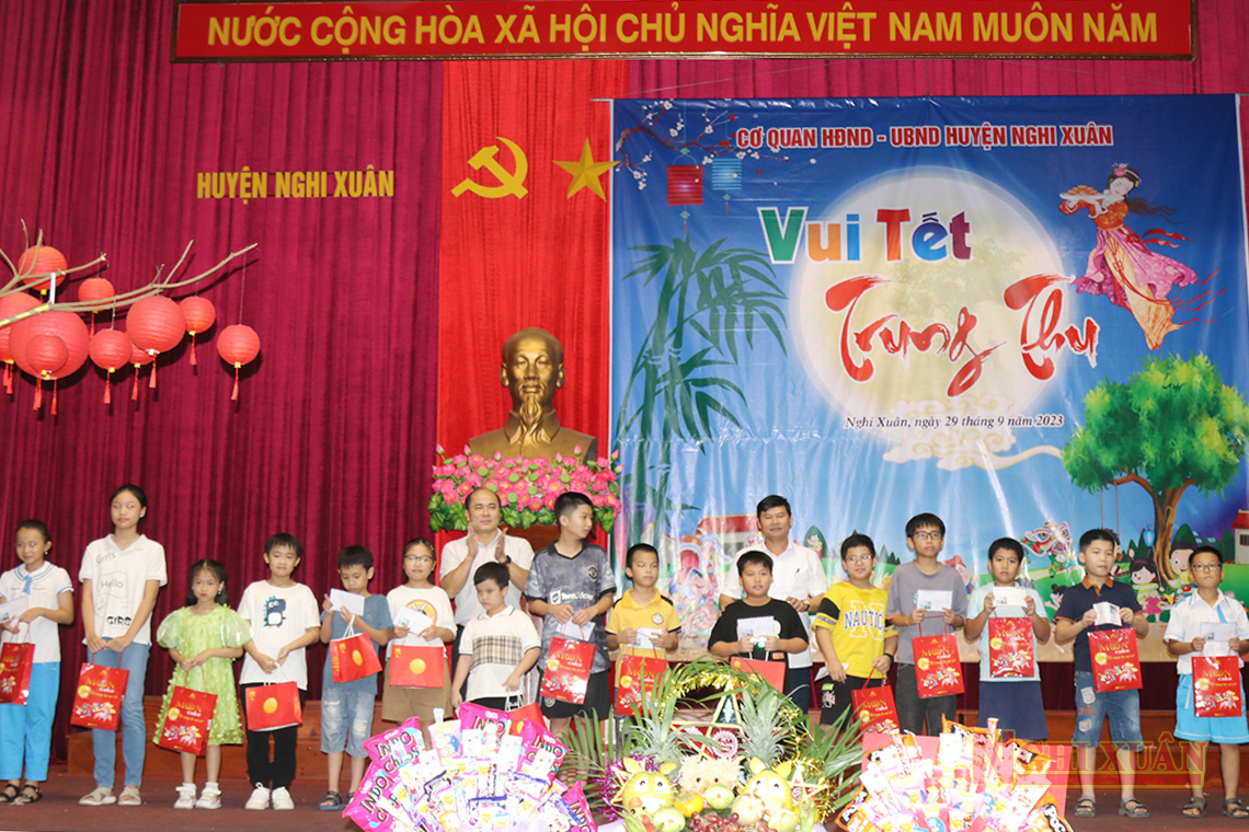 Không khí rộn ràng Tết Trung thu tại các cơ quan, địa phương