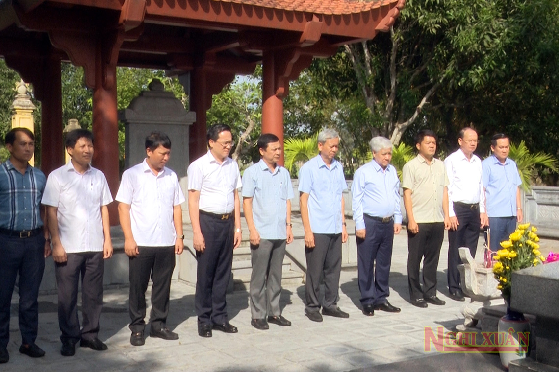 Chủ tịch Ủy ban Trung ương Mặt trận Tổ quốc Việt Nam thăm Khu di tích Đại thi hào Nguyễn Du